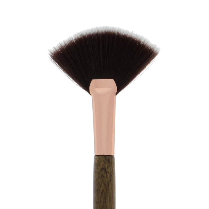 Amorus USA Face Brush 115 - Fan Brush | Highlight & Strobing Fan Brush